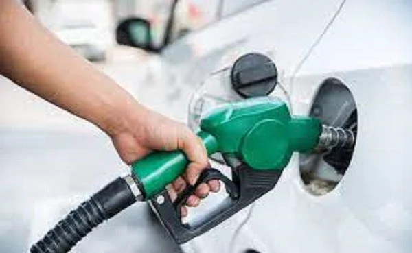 Giá xăng dầu đồng loạt tăng mạnh dịp cuối năm