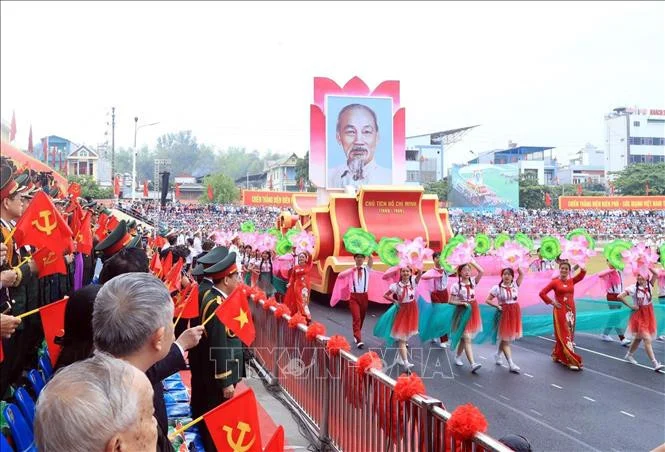 Xe rước ảnh Chủ tịch Hồ Chí Minh qua lễ đài diễu hành.
