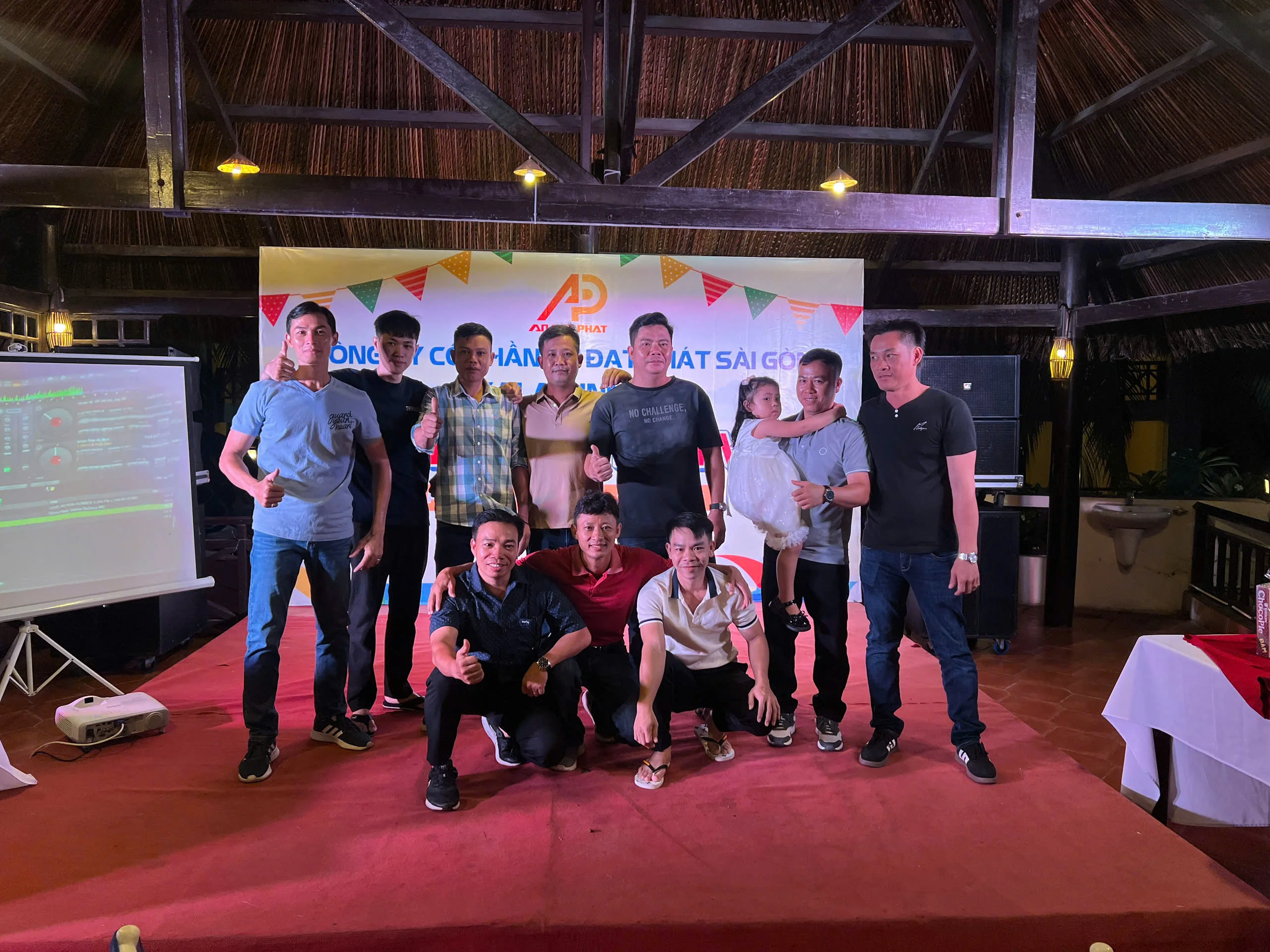 Team Nhà máy An Đạt Phát Sài Gòn chụp hình lưu niệm