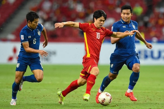 Hàng thủ tuyển Việt Nam mắc nhiều sai lầm cá nhân ở trận gặp Thái Lan. Ảnh: Getty Images.