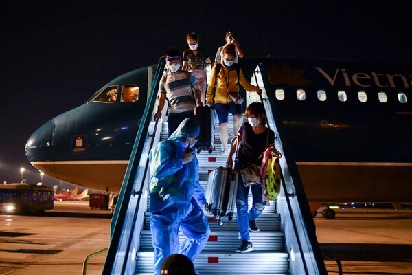 Những hành khách từ Phnom Penh (Campuchia) đến TP Hồ Chí Minh (Ảnh: VNA)
