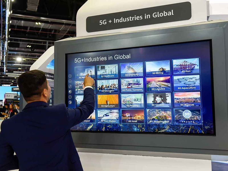 Một du khách khám phá thêm về công nghệ 5G tại gian hàng của Huawei vào ngày khai mạc Tuần lễ công nghệ Gitex tại Trung tâm thương mại thế giới Dubai. Ảnh: gulfnews.com