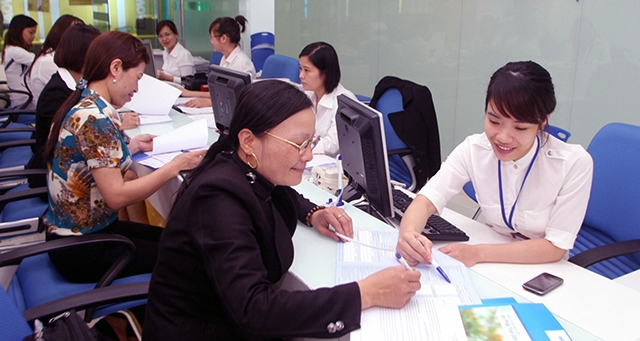 Tư vấn cho khách hàng tham gia bảo hiểm tại Công ty Bảo hiểm Bảo Việt. (Ảnh chụp trước dịch Covid-19: LÊ MINH)