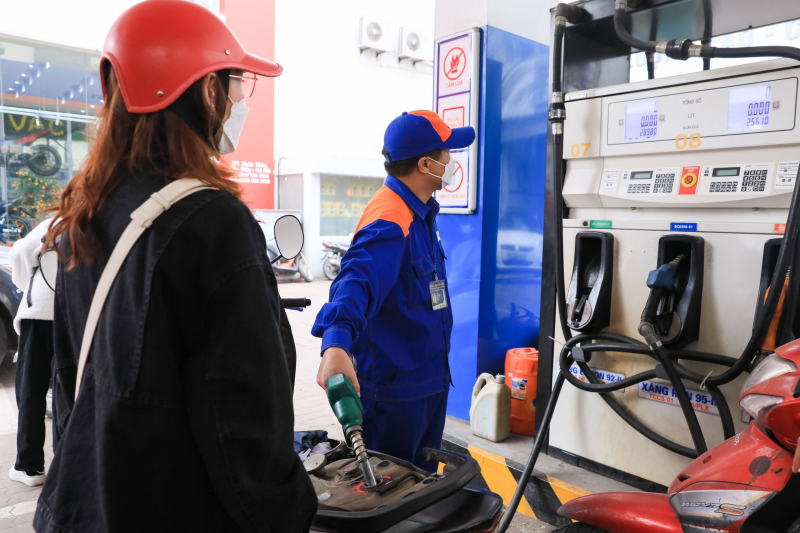 giá xăng dầu rụt rịt giảm 